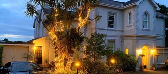 Studio au premier étage dans un charmant bùtiment historique avec vue sur les jardins.