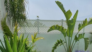 A pool surrounded by lush greenery and a white lattice fence. - The White House - Tavira Historic old town center (Tavira)