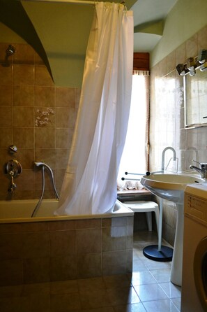 Ensemble baignoire-douche, articles de toilette écologiques