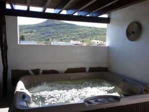 Outdoor spa tub - " MILLO" characteristic studio apartment in an old motor mill from the year 1912. (Maguez)
