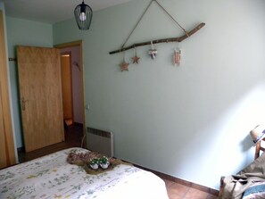 2 bedrooms, iron/ironing board, travel cot, WiFi
