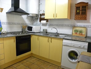 KĂŒhlschrank, Mikrowelle, Ofen, Herdplatte