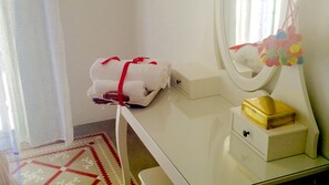 Dusche, kostenlose Toilettenartikel, Haartrockner, Bademäntel