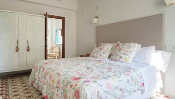 3 bedrooms, desk, WiFi, bed sheets