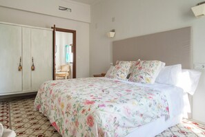 3 bedrooms, desk, WiFi, bed sheets