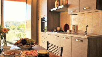 Frigorifero, microonde, forno, piano cottura