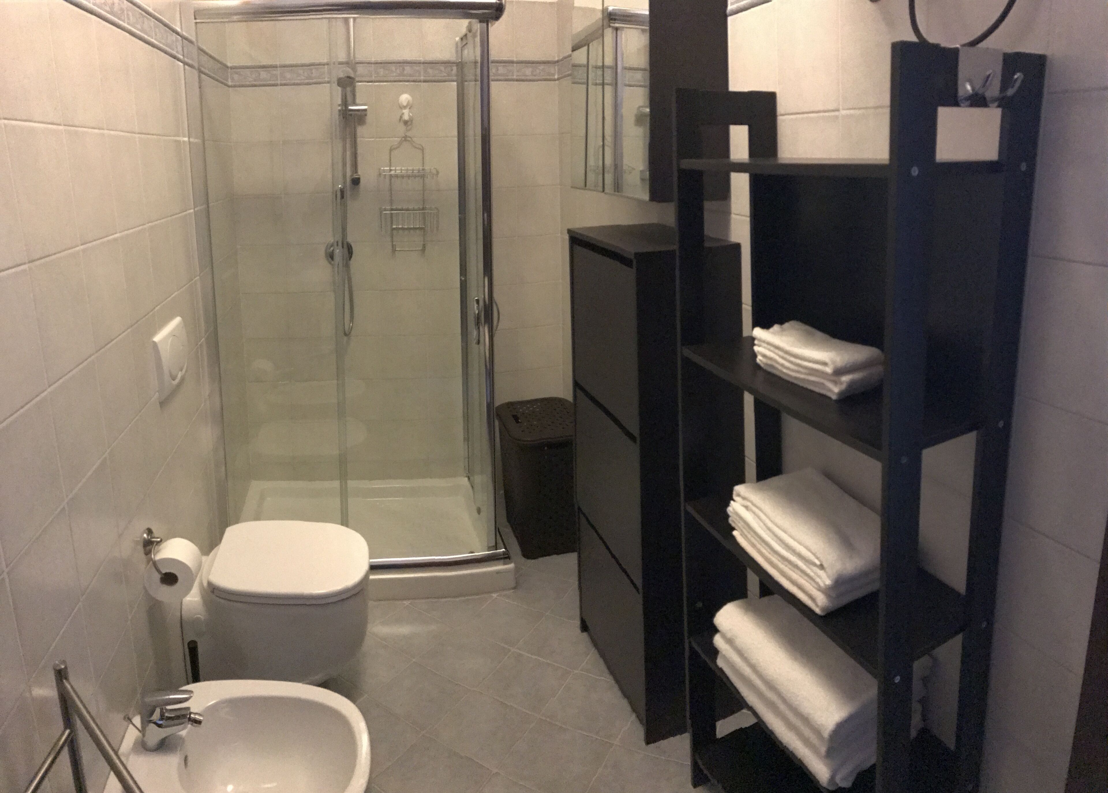 Haartrockner, Handtücher, Toilettenpapier