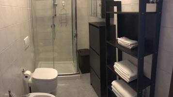 Haartrockner, Handtücher, Toilettenpapier