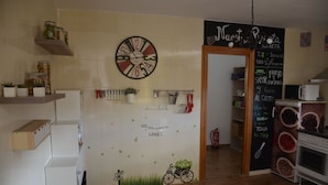 A kitchen with a clock, shelves with jars, a chalkboard with writing, and a bicycle drawing. - Disconnect from the routine and enjoy the countryside (Berja)