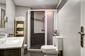 Doccia, asciugacapelli, bidet, asciugamani