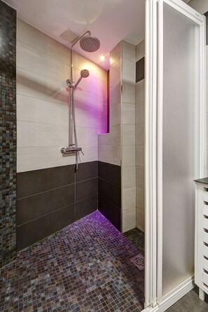 Dusche, Haartrockner, Bidet, Handtücher