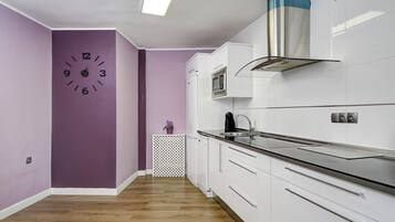 Frigorífico, microondas, placa de cocina y lavavajillas