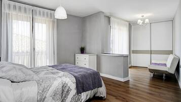 2 dormitorios, sistema de insonorización, tabla de planchar con plancha