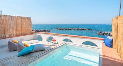 Villa del Sole con vista al mar, acceso directo al mar, estacionamiento y aire acondicionado