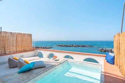 Villa del Sole with Sea View, Direct Sea Access, Parking and Air Conditioning