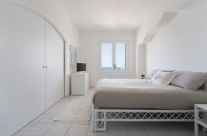 4 bedrooms, iron/ironing board, travel cot, WiFi