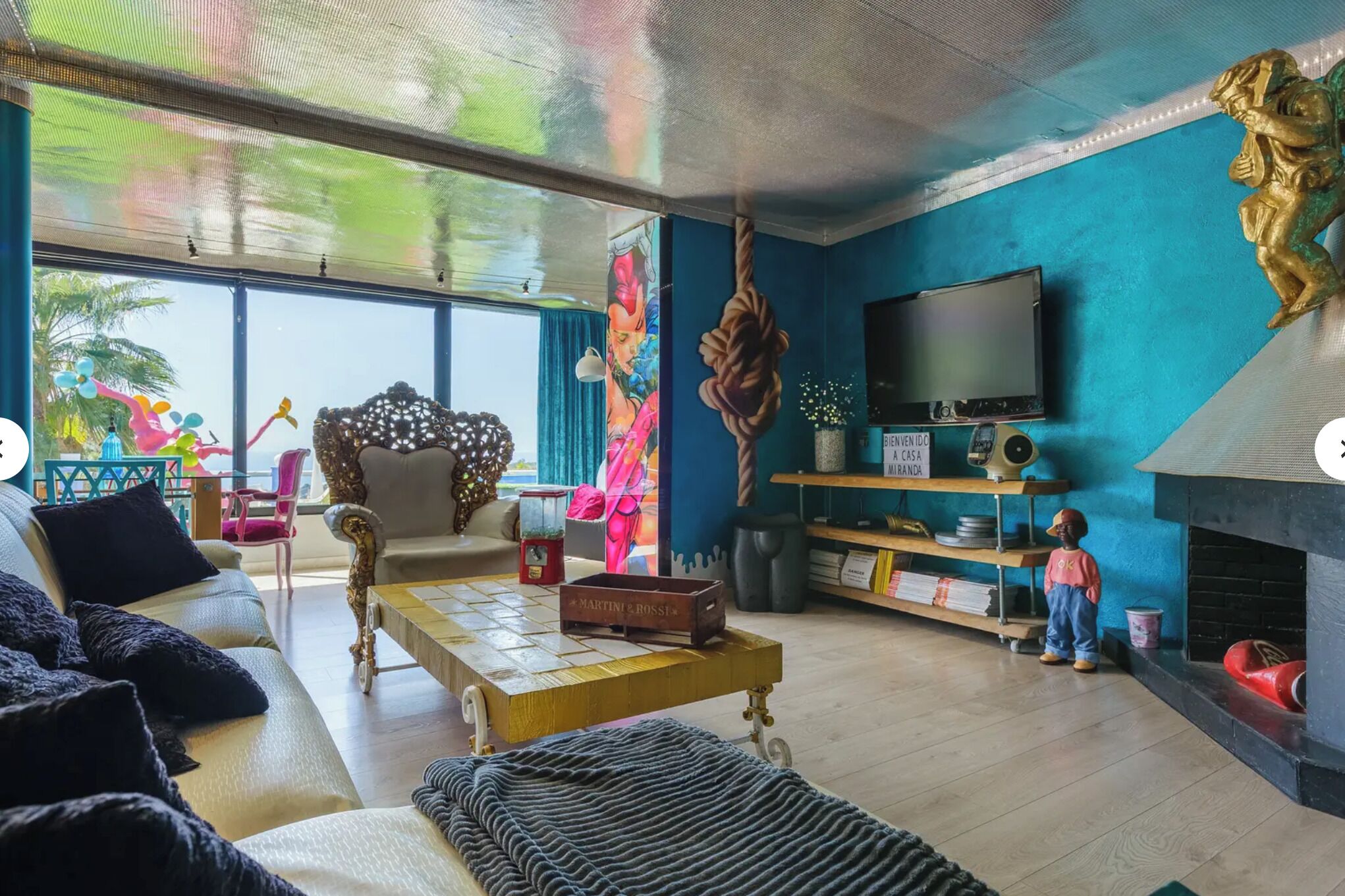 Een woonkamer met een bank, een salontafel, een televisie en een open haard.