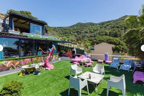 Outdoor dining - Spectacular sea and mountain views in a house designed by an artist (TEIÀ)