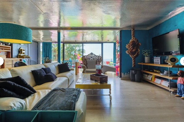 تلفزيون ذكي، برامج وأفلام نتفليكس، كرة قدم الطاولة، كُتُب