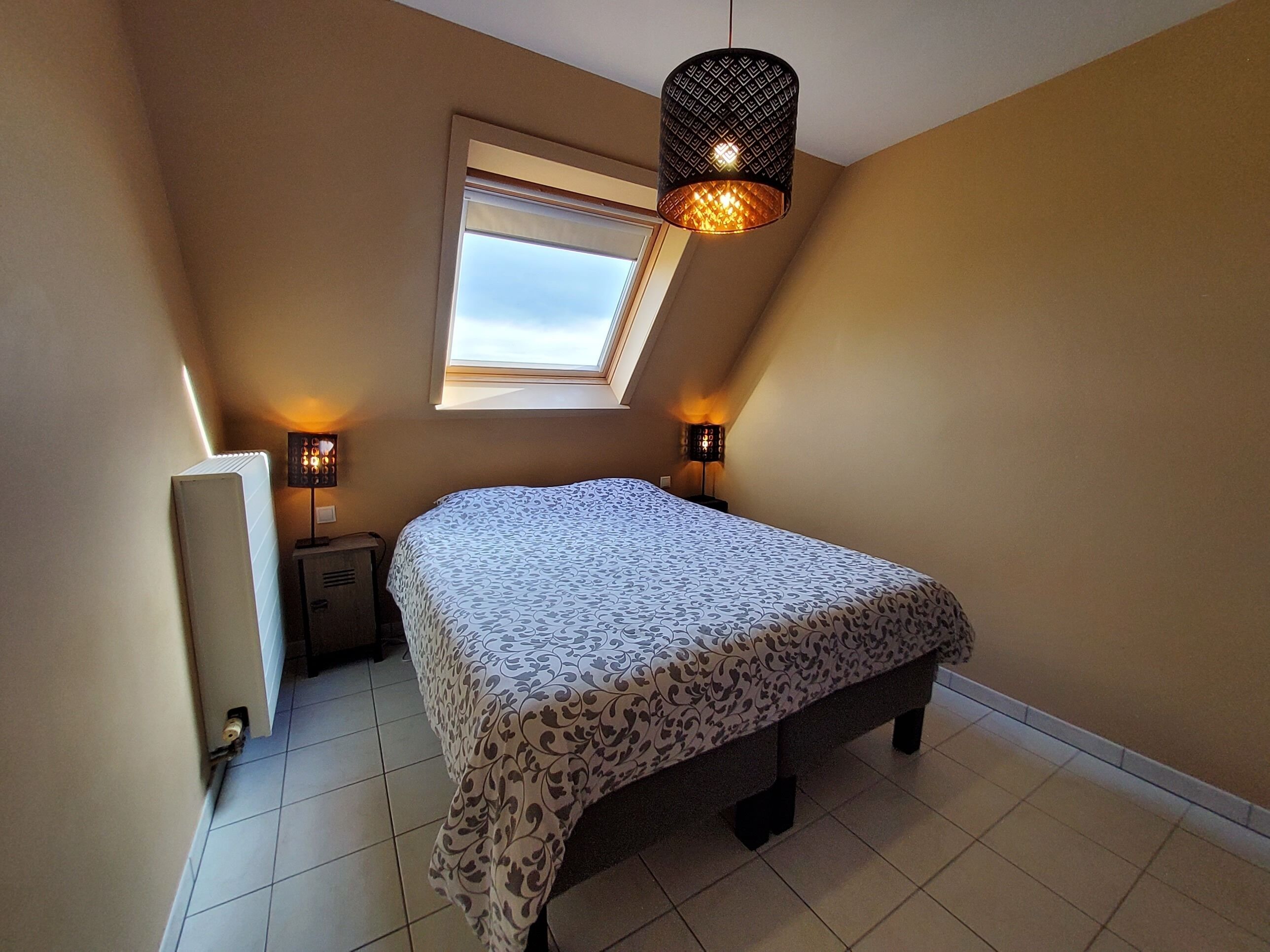 3 chambres, bureau, fer et planche à repasser, lit parapluie