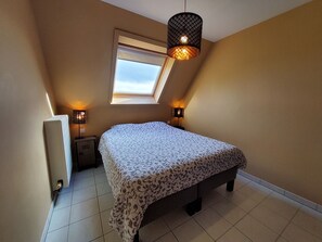 3 bedrooms, desk, iron/ironing board, travel crib - Vakantiehuis in Knokke-Heist, tuin, parkeerplaats, op wandelafstand van de zee (Knokke-Heist)