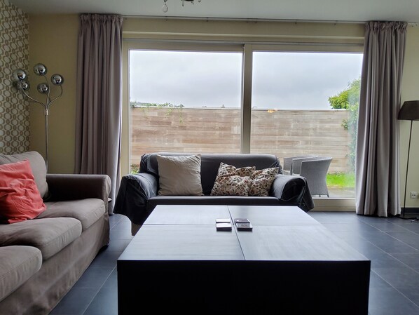 Smart TV, video games, DVD player, video library