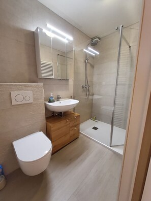 Bathtub, hair dryer, towels, soap - Vakantiehuis in Knokke-Heist, tuin, parkeerplaats, op wandelafstand van de zee (Knokke-Heist)