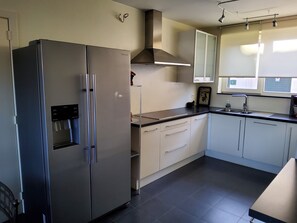 Frigorífico, microondas, horno y placa de cocina