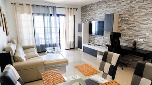 Living area - Beautiful and luxurious villa with heated pool and free Wi-Fi in Playa Blanca.  (Yaiza)