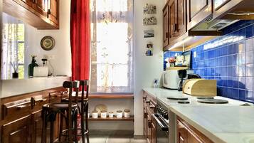 Fridge, microwave, oven, coffee/tea maker