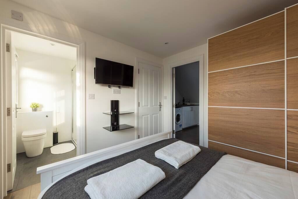 3 bedrooms, iron/ironing board, free internet, bed sheets