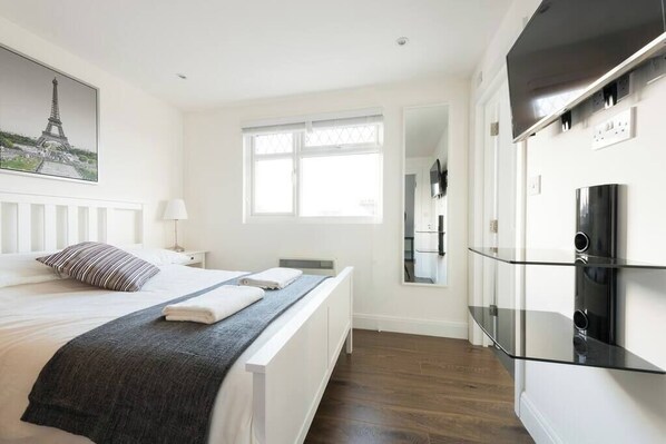 3 bedrooms, iron/ironing board, free Internet, bed sheets