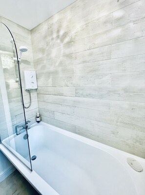 Combined shower/bathtub, hair dryer, towels, soap