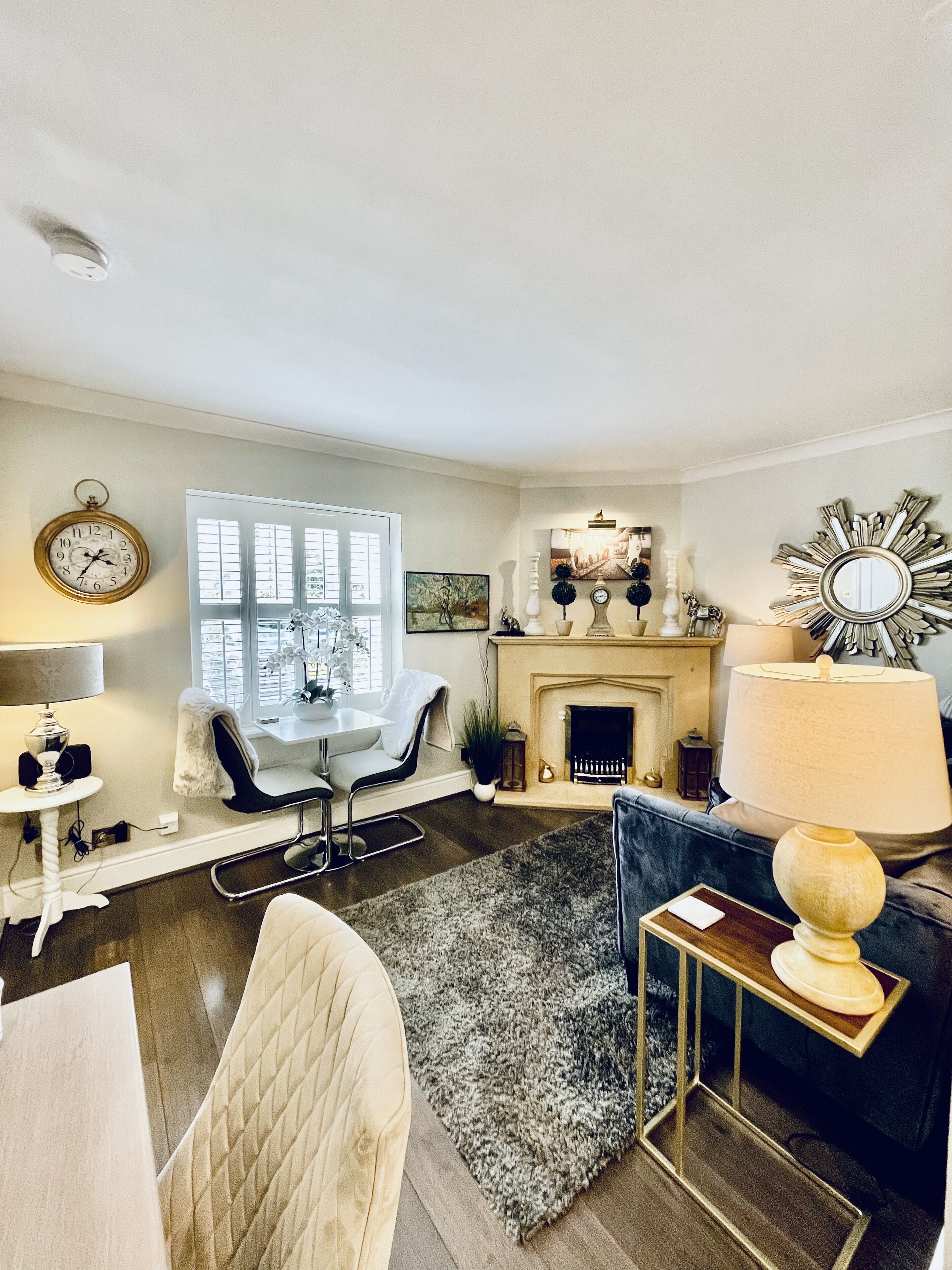 Smart TV, chimenea, reproductor de DVD, estéreo