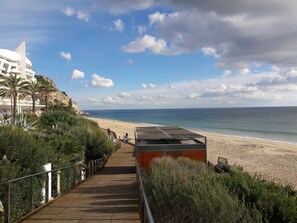 Una playa cerca