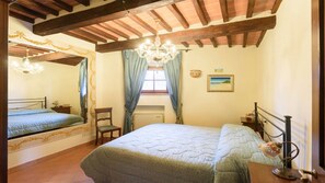 2 chambres, bureau, fer et planche à repasser, lit de bébé portatif