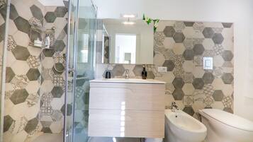 Douche, sèche-cheveux, bidet, serviettes fournies