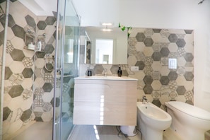 Dusche, Haartrockner, Bidet, Handtücher