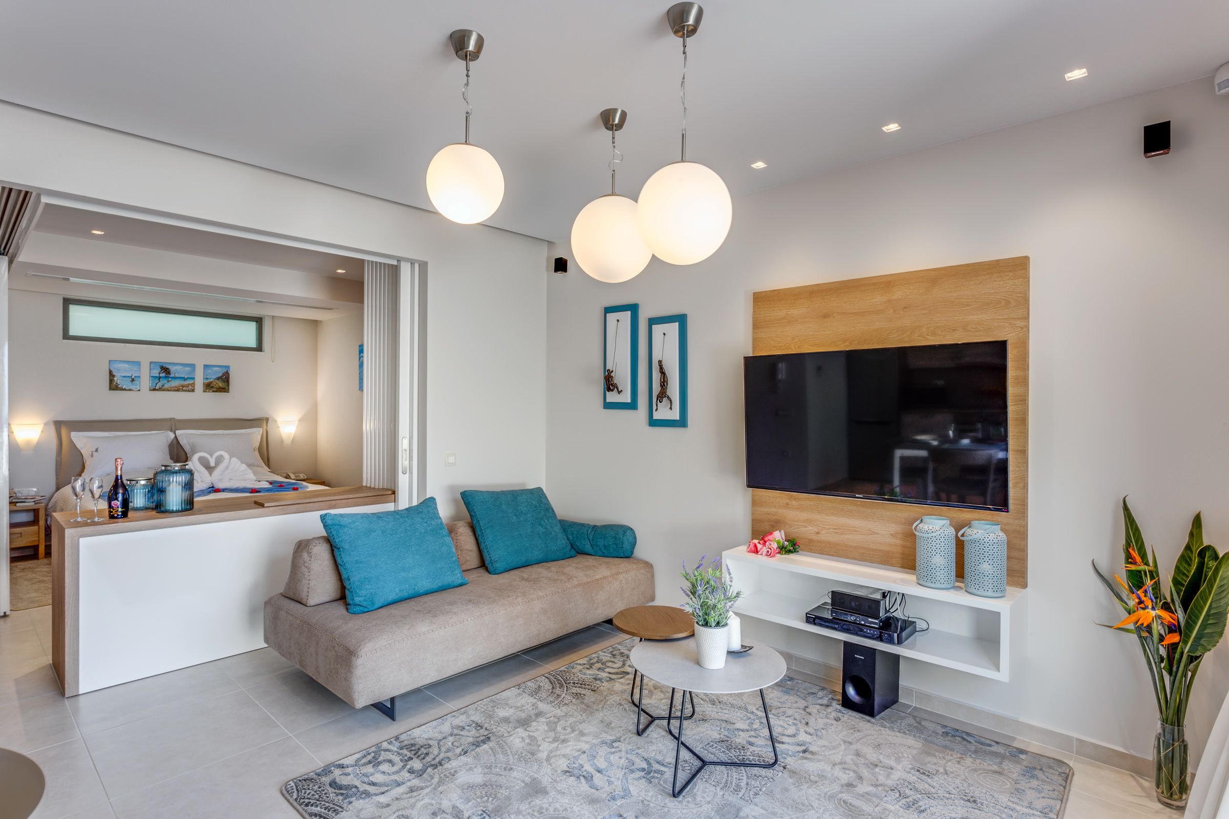 Suite (Joseph) | Living area | 65-inch flat-screen TV with satellite channels, LED TV, Netflix