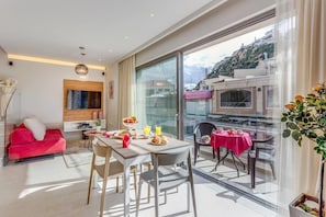 Suite (Gregory) | Private kitchen | Full-sized fridge, microwave, oven, stovetop