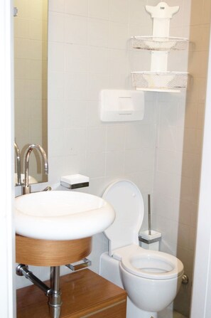 Banheira, secador de cabelo