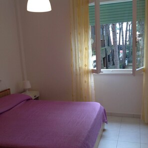 3 makuuhuonetta, silitysrauta/-lauta, vauvan matkasänky, vuodevaatteet