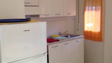 Ofen, Herdplatte, Kochgeschirr/Geschirr/Besteck, Esstisch