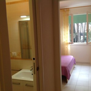 Suihkun ja ammeen yhdistelmä, hiustenkuivaaja, bidee, pyyhkeet