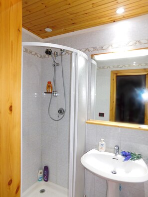 Douche, séchoir à cheveux, bidet, serviettes fournies