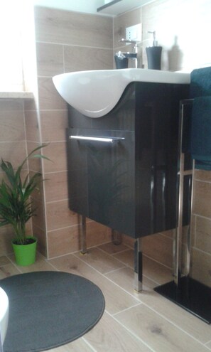 Een douche, een haardroger, een bidet, handdoeken