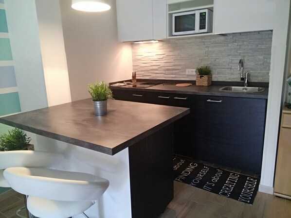 Fridge, microwave, oven, stovetop - Renovierte und ruhige Ferienwohnung im Grünen / Renovated in the green (Marlengo)