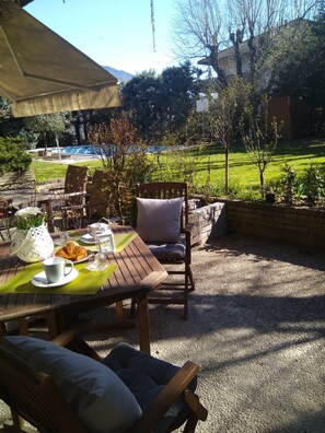 Outdoor dining - Renovierte und ruhige Ferienwohnung im Grünen / Renovated in the green (Marlengo)