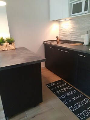 Frigorifero, microonde, forno, piano cottura