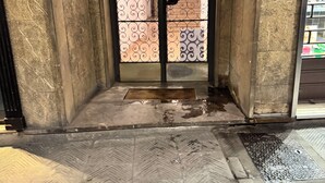 Una puerta con un diseño metálico decorativo y un letrero con el número 6.